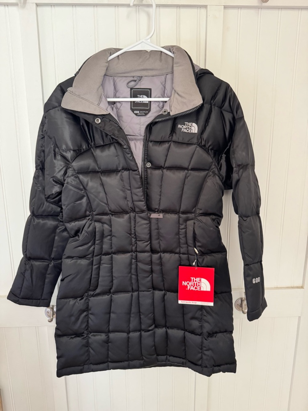 The North Face Girls Metropolis Parka, Black. Size Medium. Brand New with Tags.